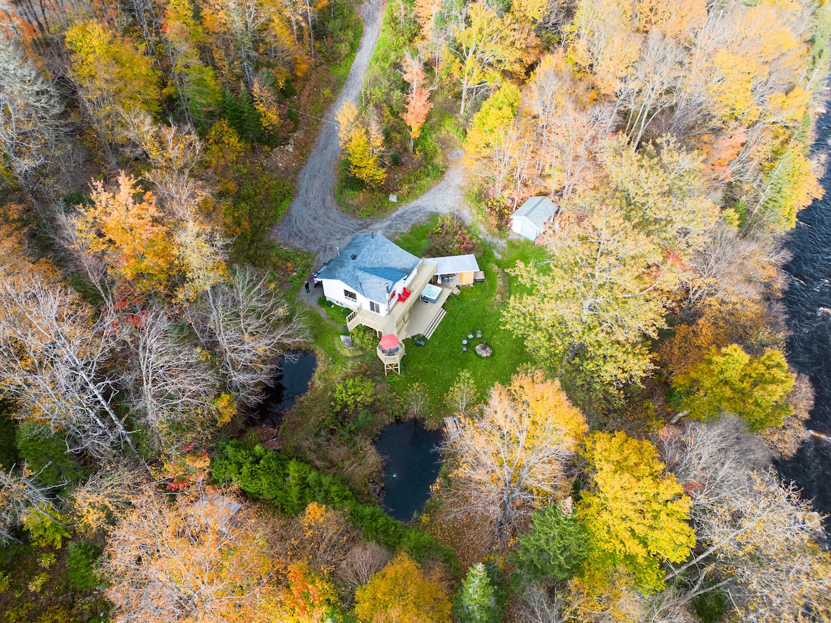 Chalet bordant la rivière avec spa - Le chaga