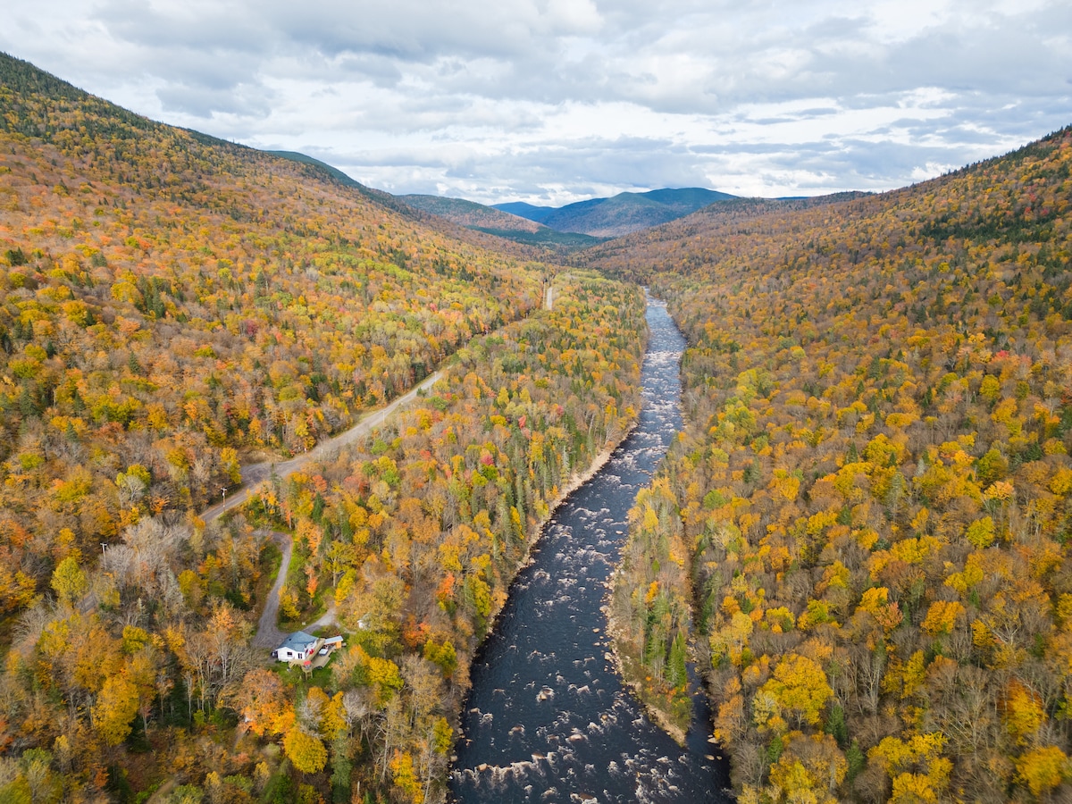 Chalet bordant la rivière avec spa - Le chaga