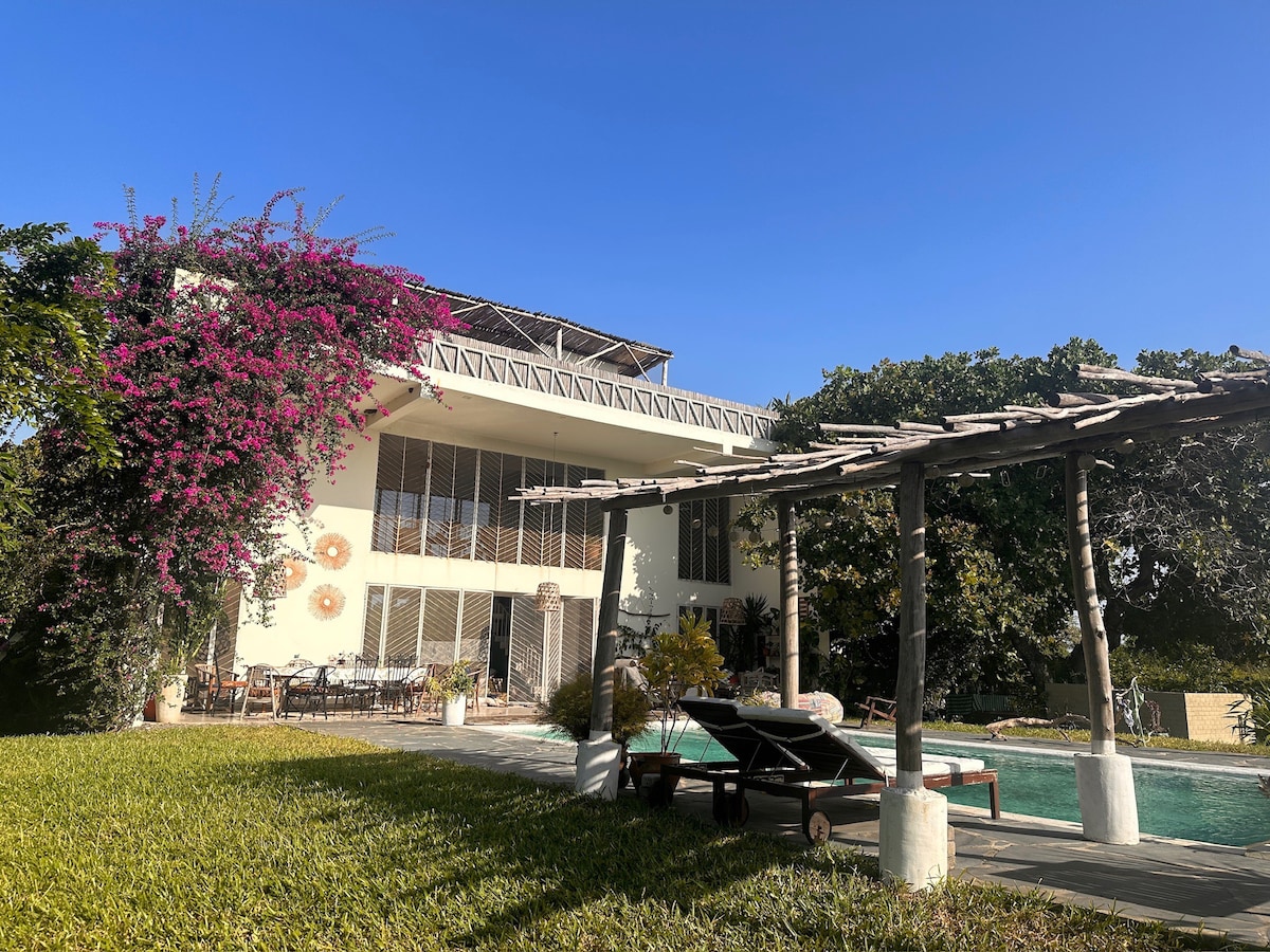 Beautiful house with pool near the beach