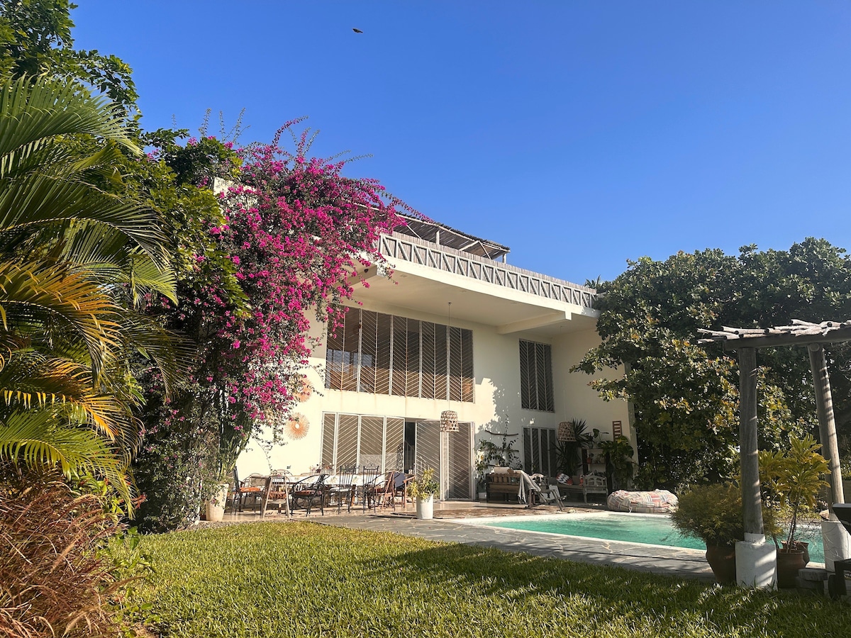 Beautiful house with pool near the beach