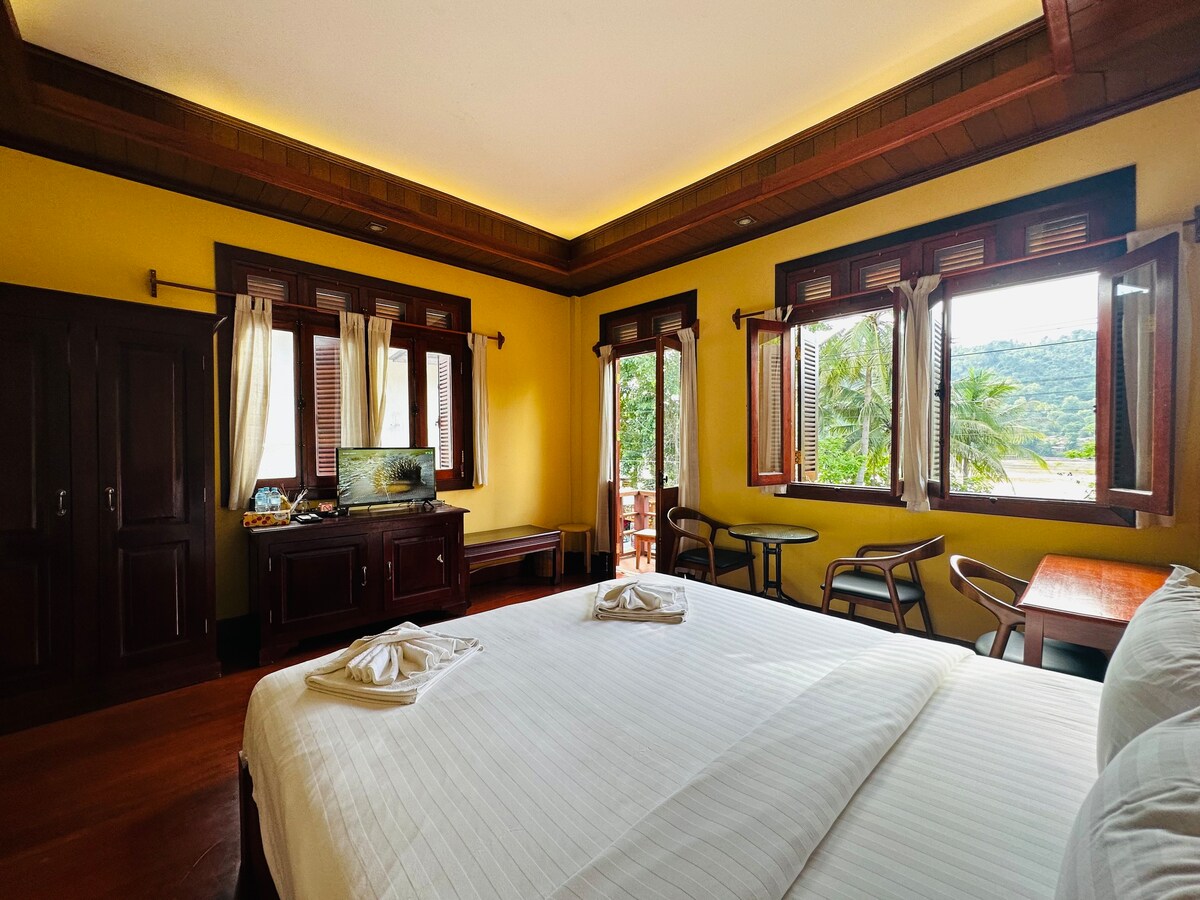 Luxury Family Suite River View at Villa Phonethip