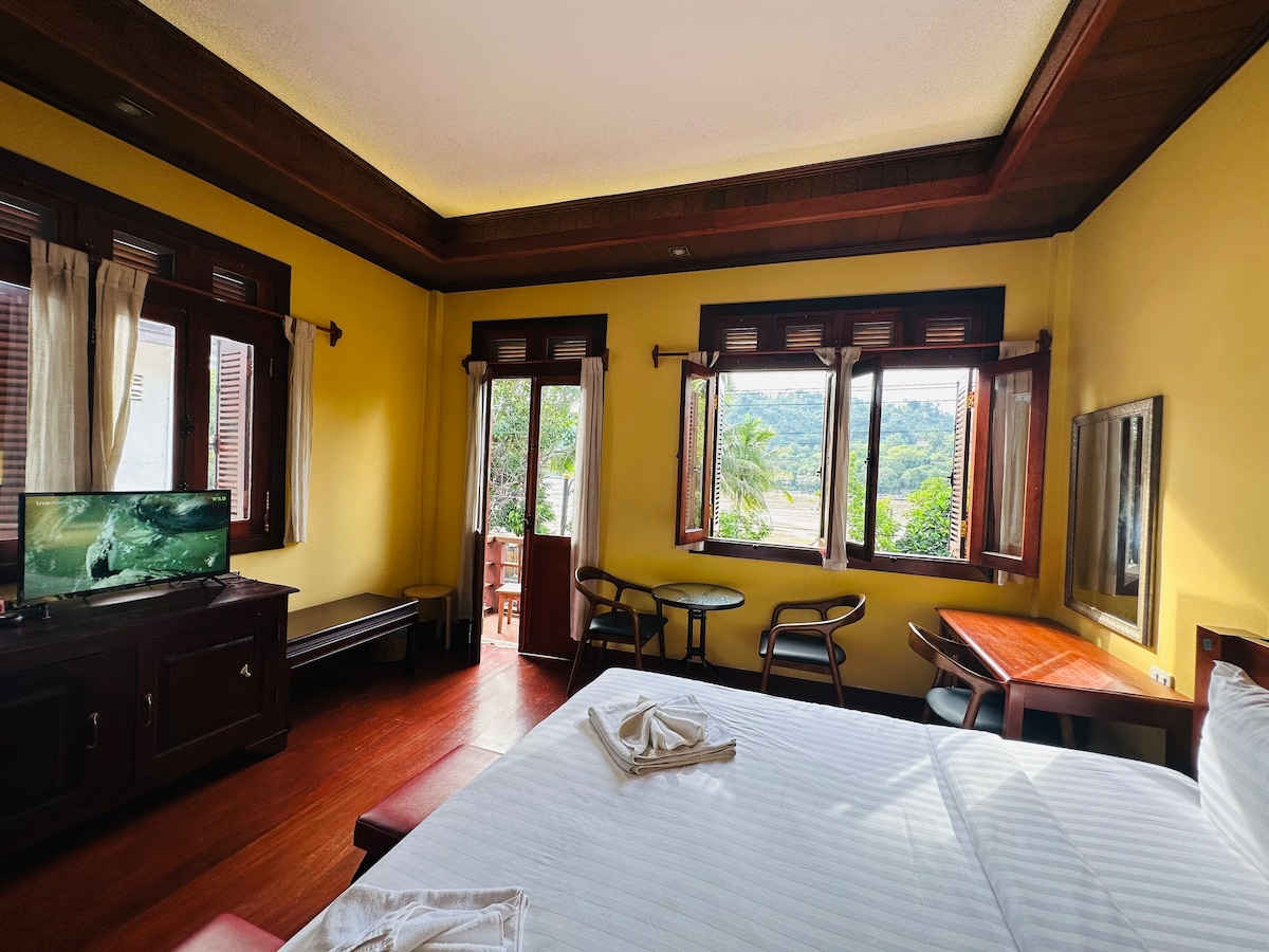 Luxury Family Suite River View at Villa Phonethip
