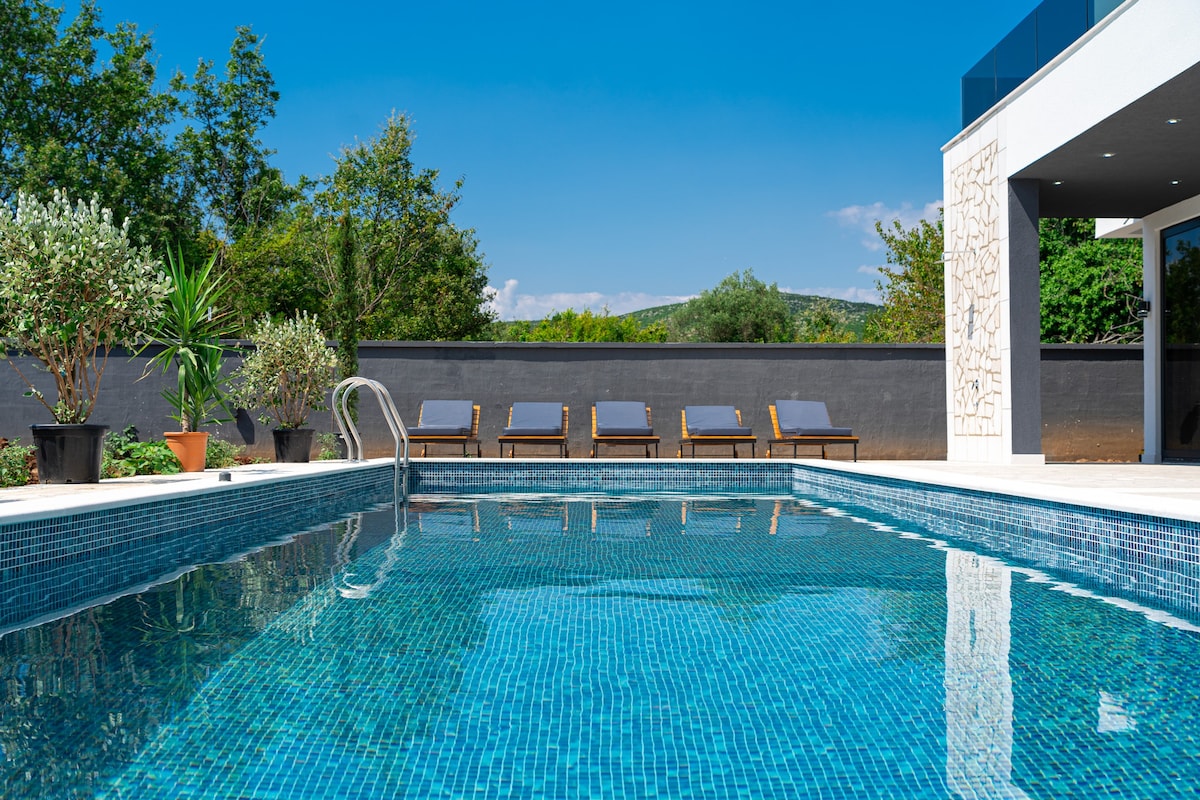 Luxurious & Mesmerizing Sea View Villa with Pool