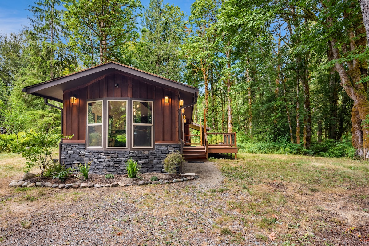 Crisp Clean Cabin. Serene Setting. Hike/Bike/Chill