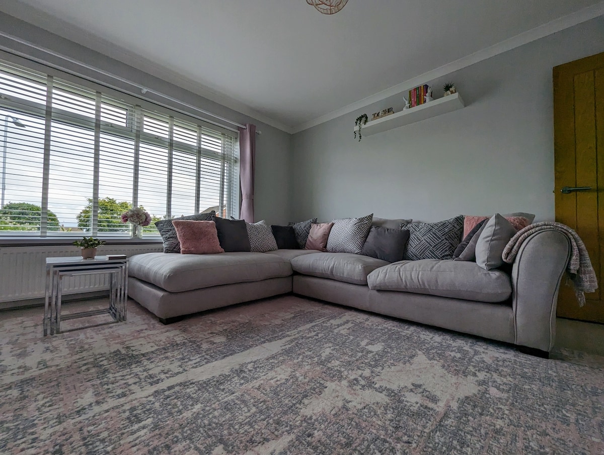 Stylish 2 Bed Apartment with Garden in Penarth