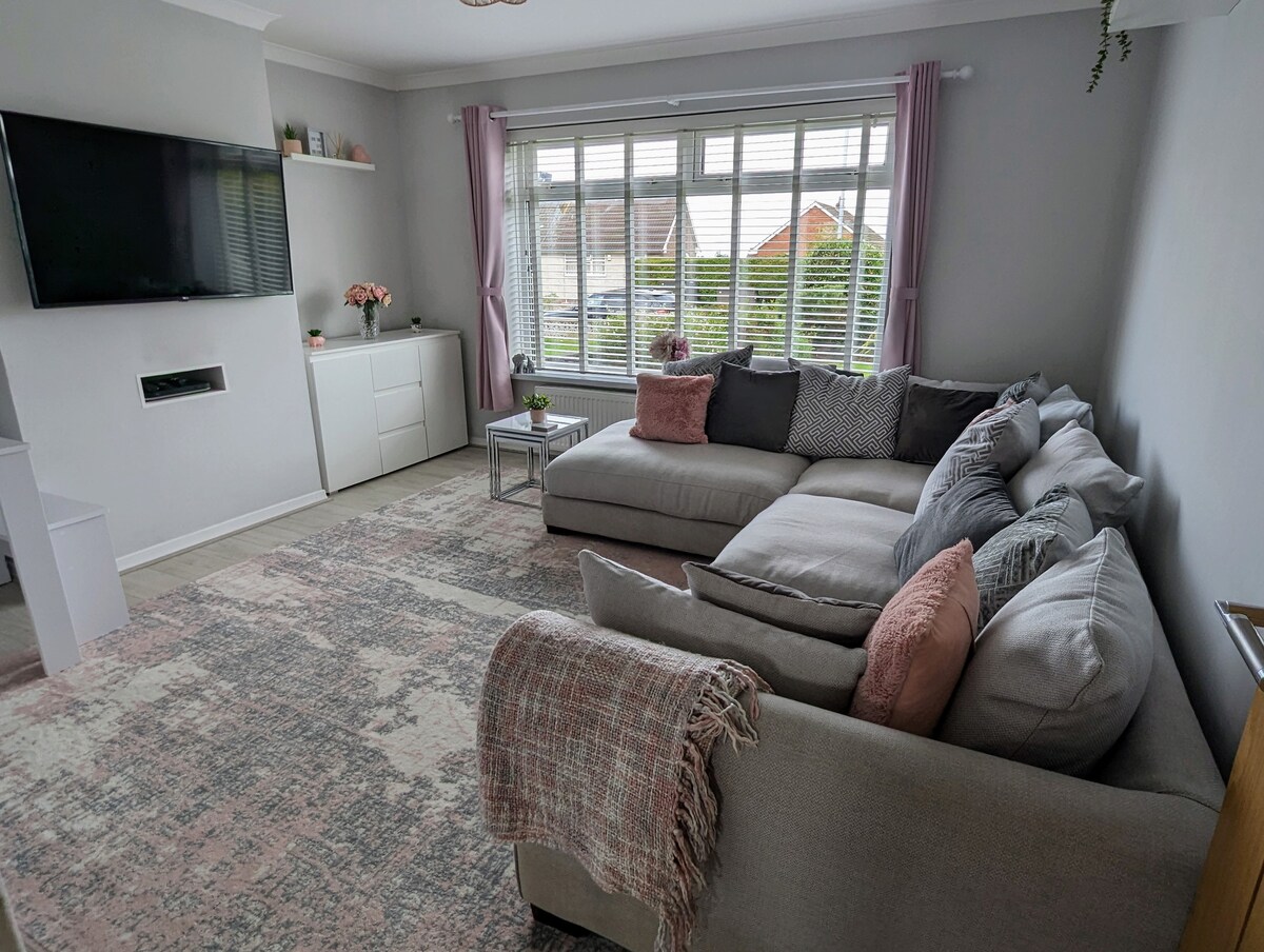 Stylish 2 Bed Apartment with Garden in Penarth