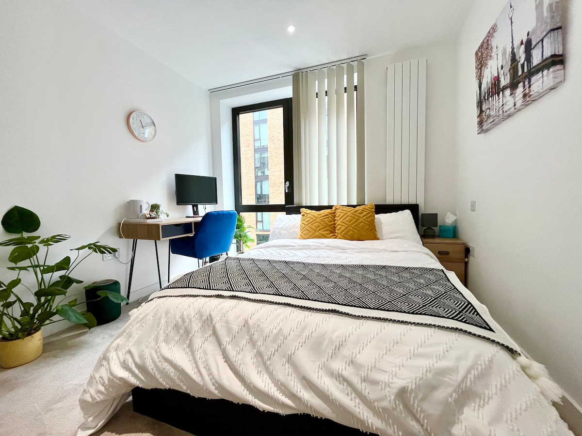 Bedroom & Private Bathroom near ExCel and LCY