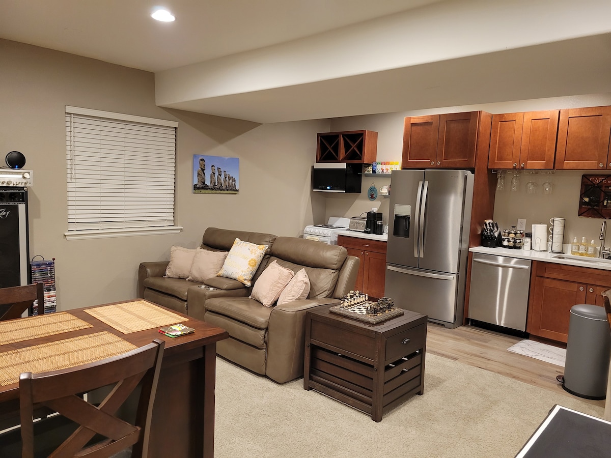 舒适的2居室地下室公寓，带厨房和游戏室