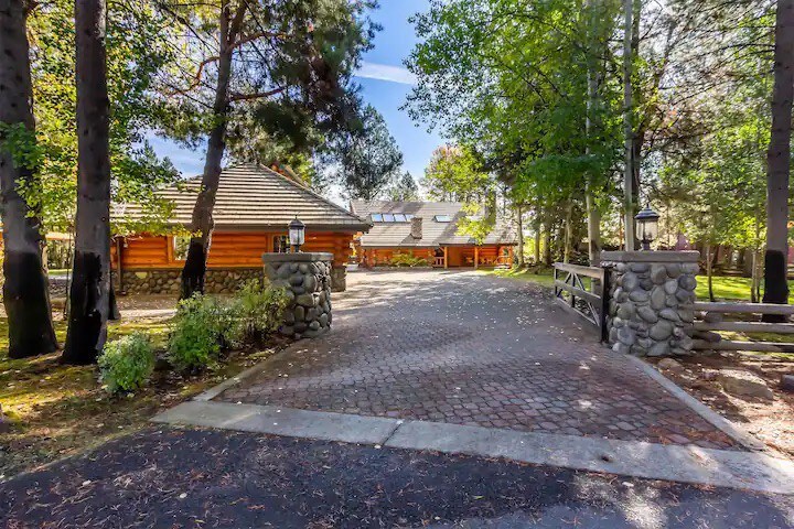 Log Home Estate on an acre of Deschutes Riverfront