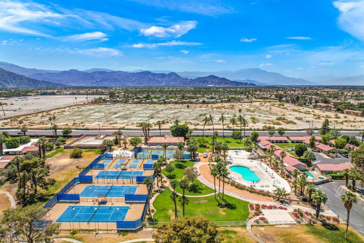 Cozy Casita w/ Salt water Pool, Jacuzzi & Tennis