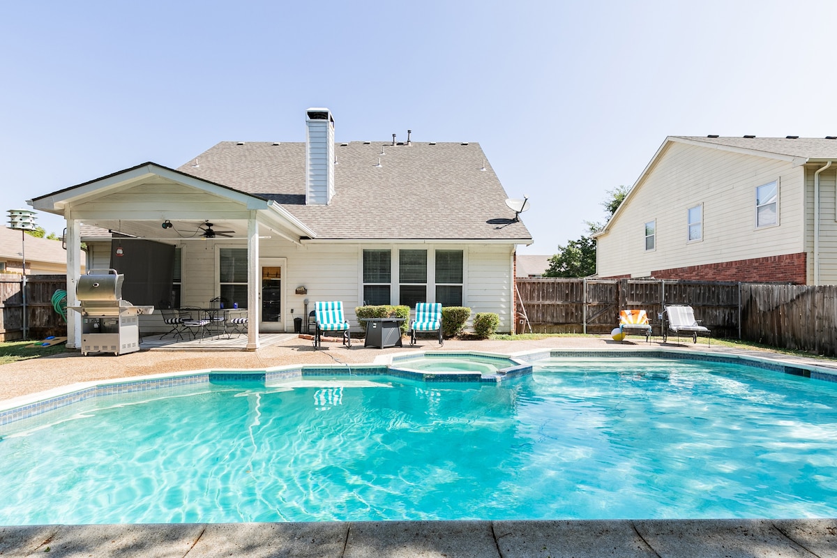 King bed en-suite downstairs pool view w game room