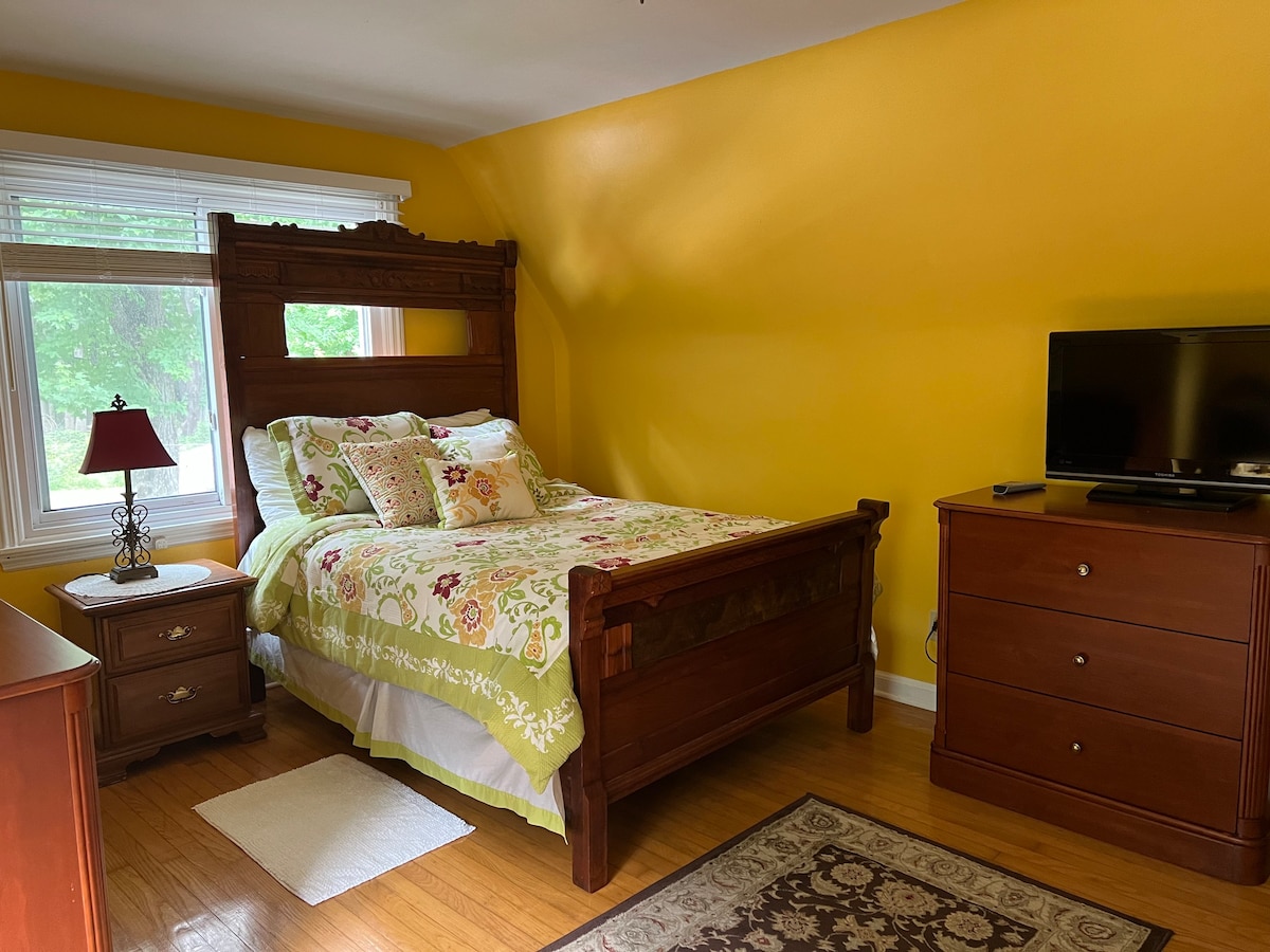 黄色套房。Boardman温馨独特的房间