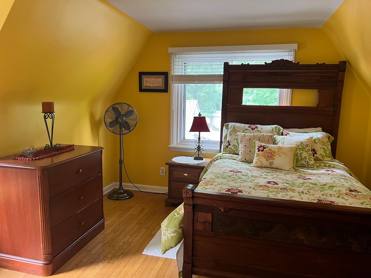 黄色套房。Boardman温馨独特的房间