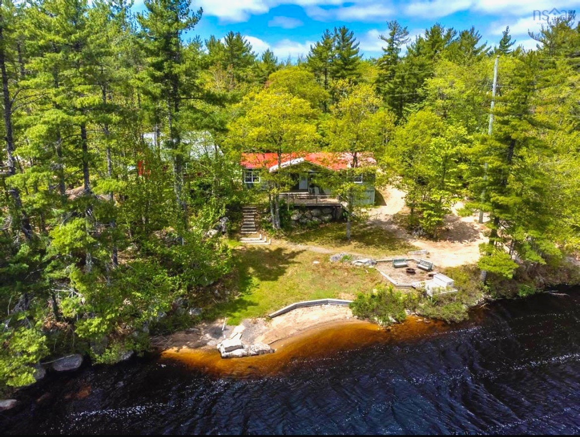 Waterfront Cottage on Private Lake