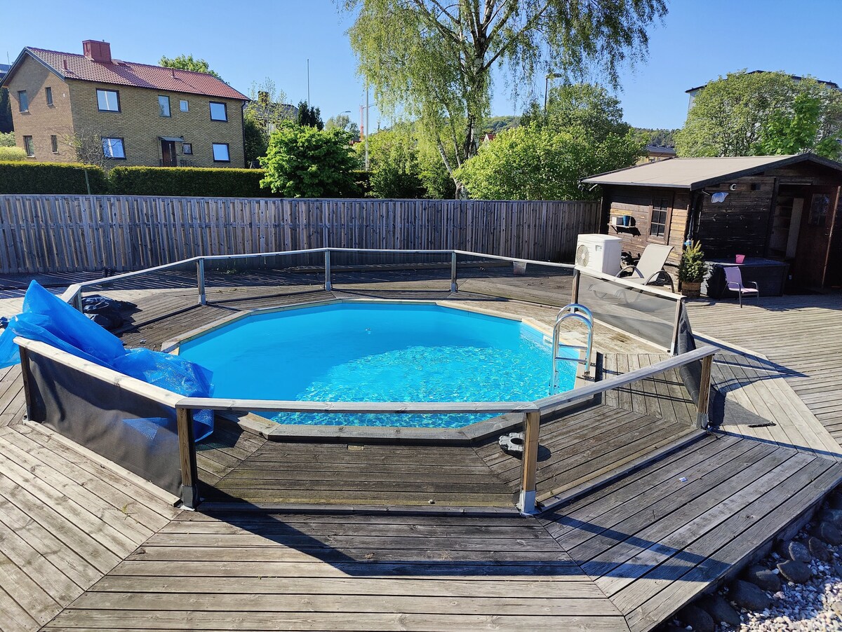 带泳池的别墅，靠近哥德堡