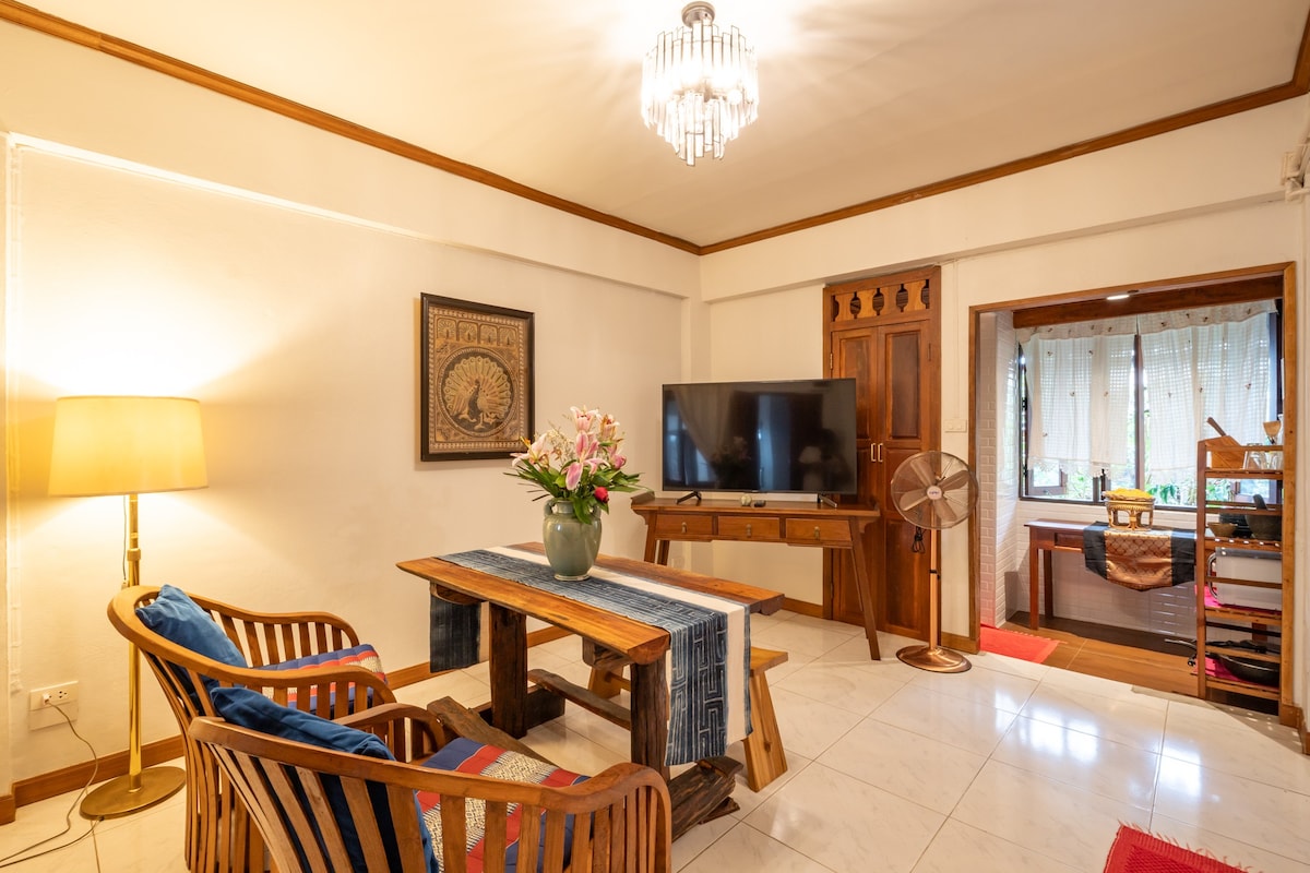 Spacious Lanna 5 Bedroom Apartment in Town