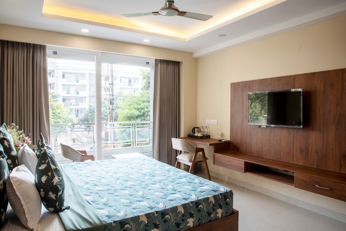 Serviced room w balcony near IGI airport (Gurgaon)