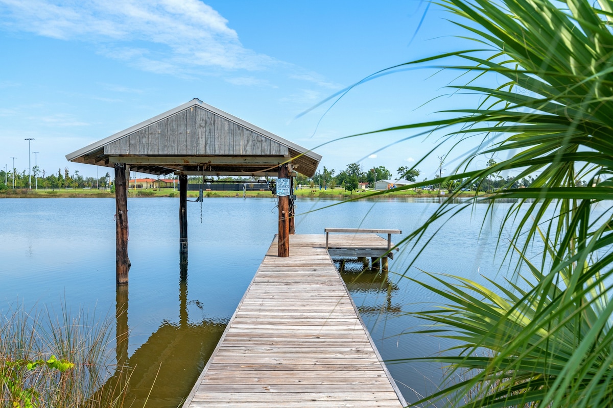 Bayfront House w/ Hot Tub! Private Dock & Kayaks!