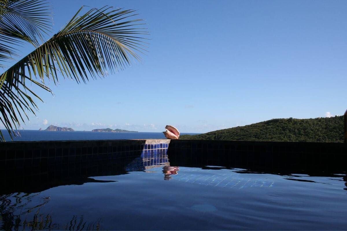 Bequia, Balliceaux House