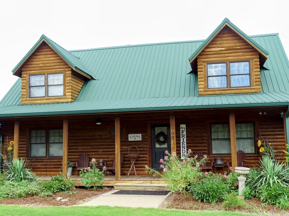 Sunflower Lodge - 5 bdrm Cabin