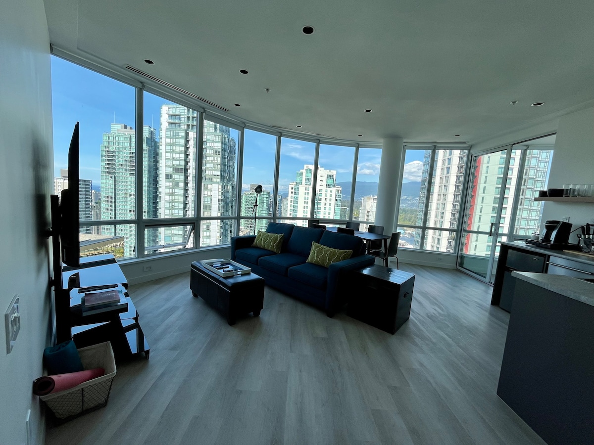 DT GEM! Central and Spacious Penthouse with Views