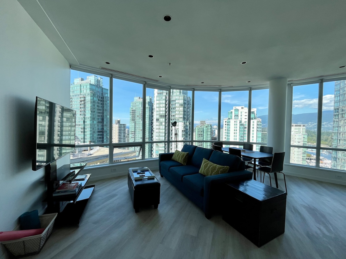 DT GEM! Central and Spacious Penthouse with Views