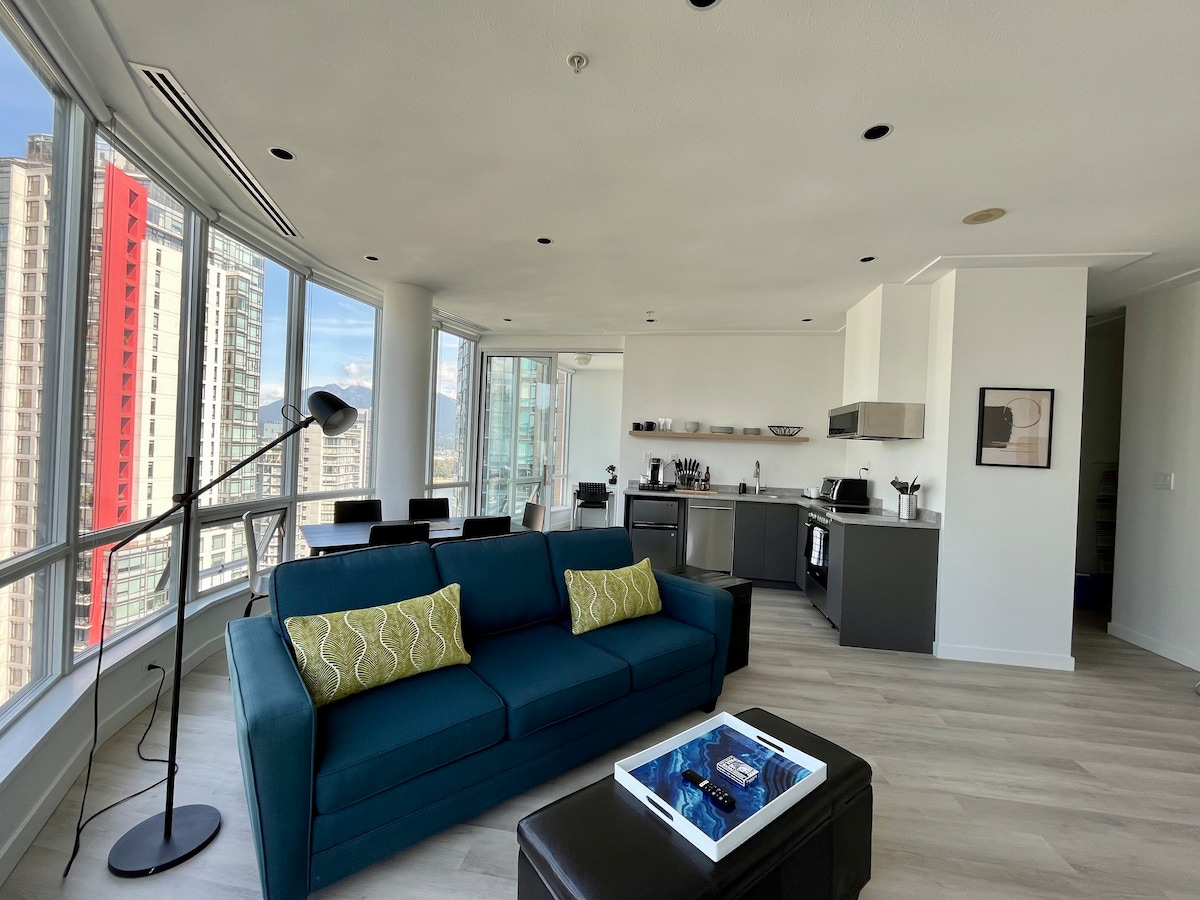 DT GEM! Central and Spacious Penthouse with Views