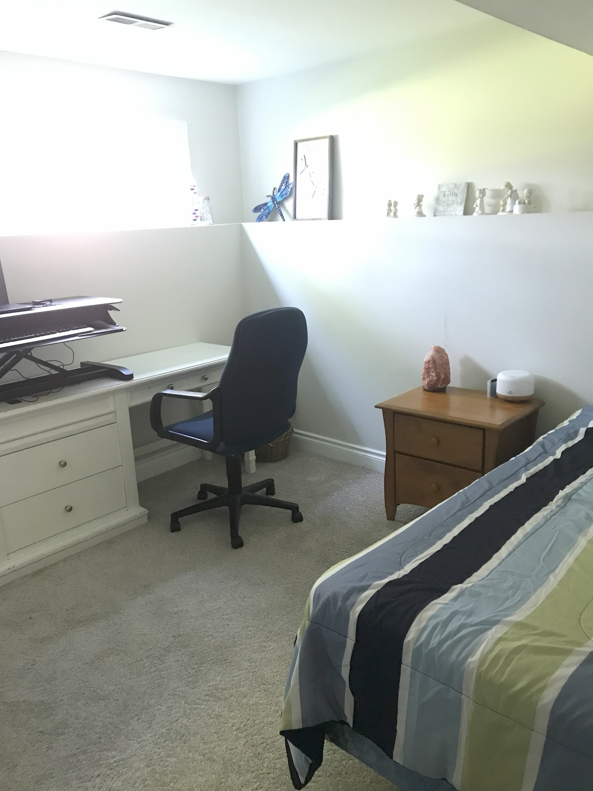 Gorgeous views Stand-up Desk & Piano!