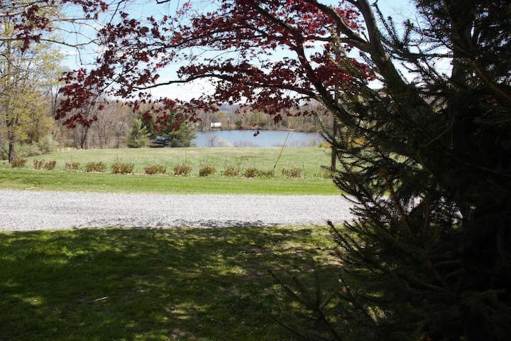 4 BR Spacious Lakeview Farmhouse Retreat