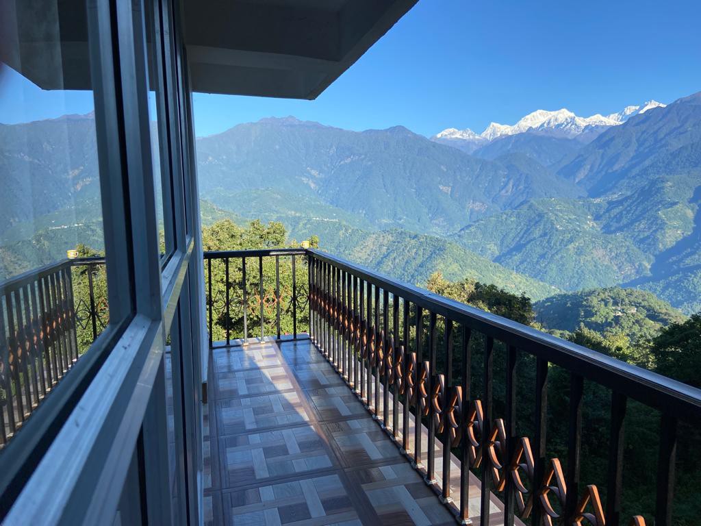 迷人的Kanchenzonga山景观，带阳台。