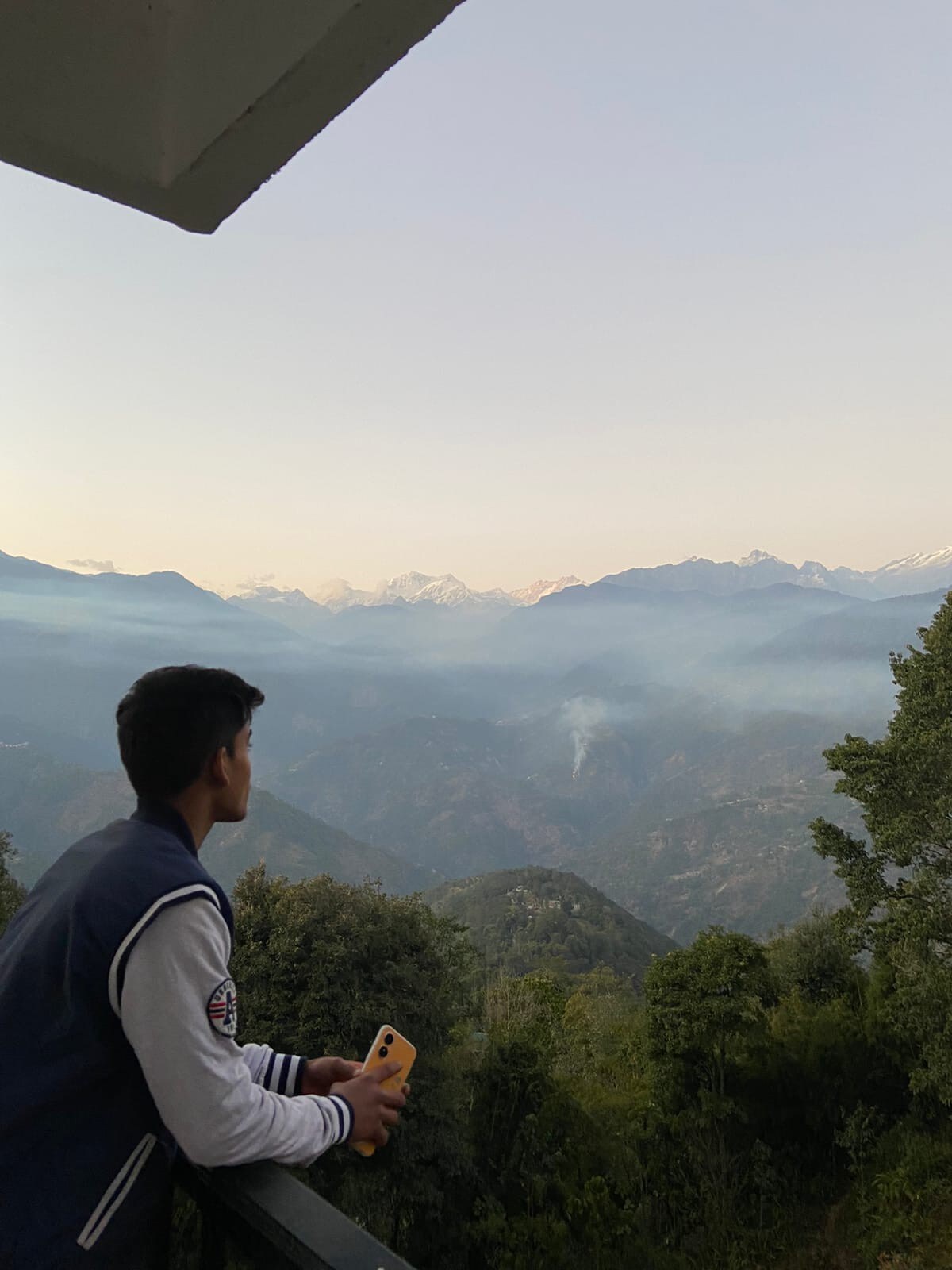 迷人的Kanchenzonga山景观，带阳台。