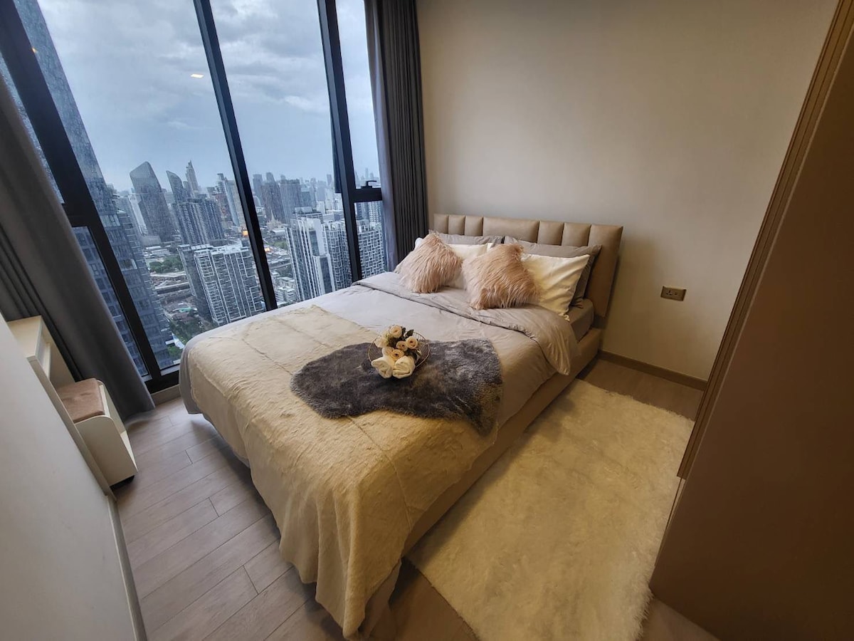Rare Gem 2-Room Sky High Luxury Condo with Balcony