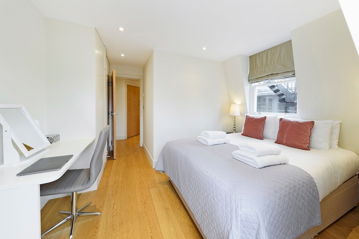 PBC | Top Floor Two Bed Apartment Soho - GT14