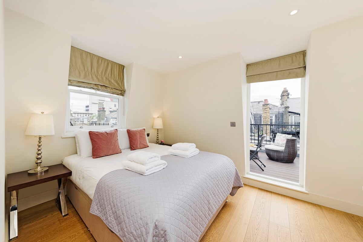 PBC | Top Floor Two Bed Apartment Soho - GT14