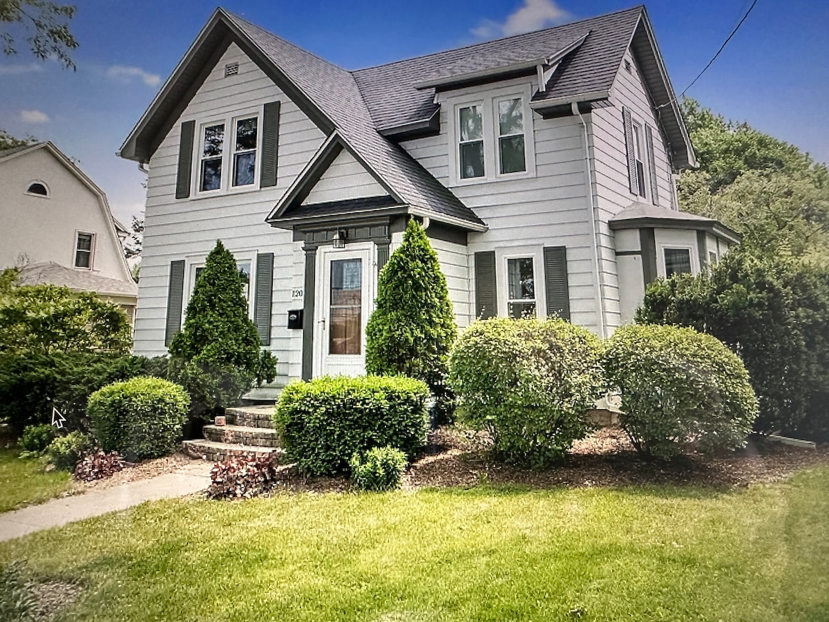 The 1870  A Historic Downtown Sycamore Home