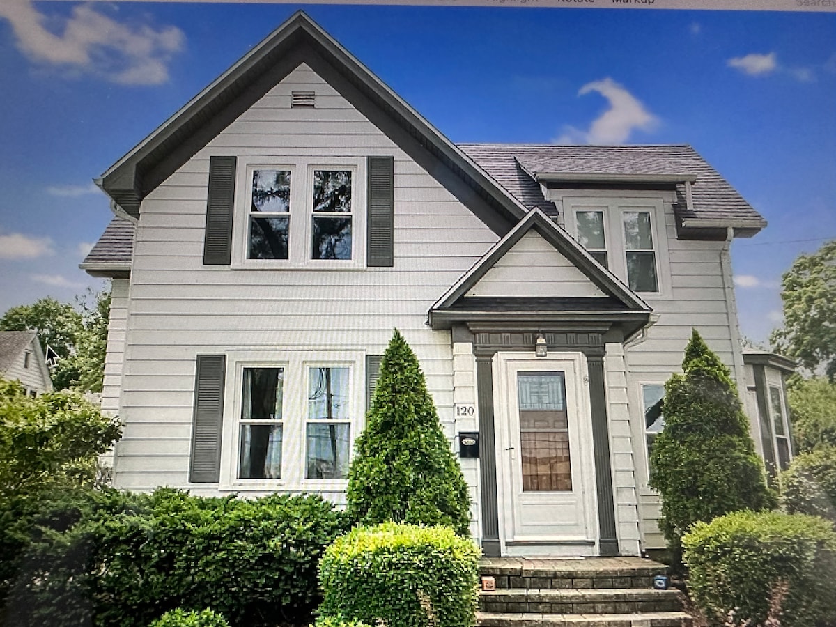 The 1870  A Historic Downtown Sycamore Home