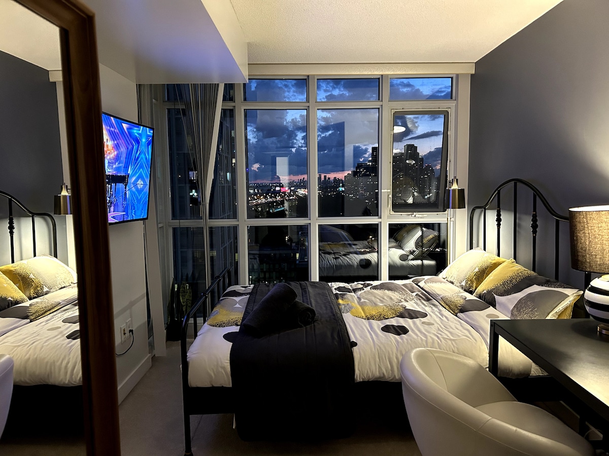 Chic Condo:CN Tower private room