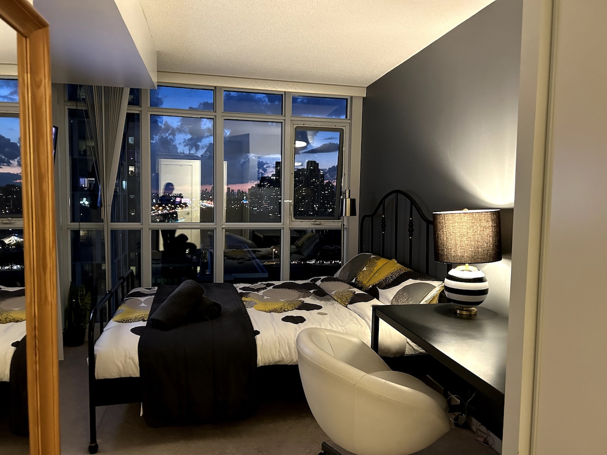 Chic Condo:CN Tower private room