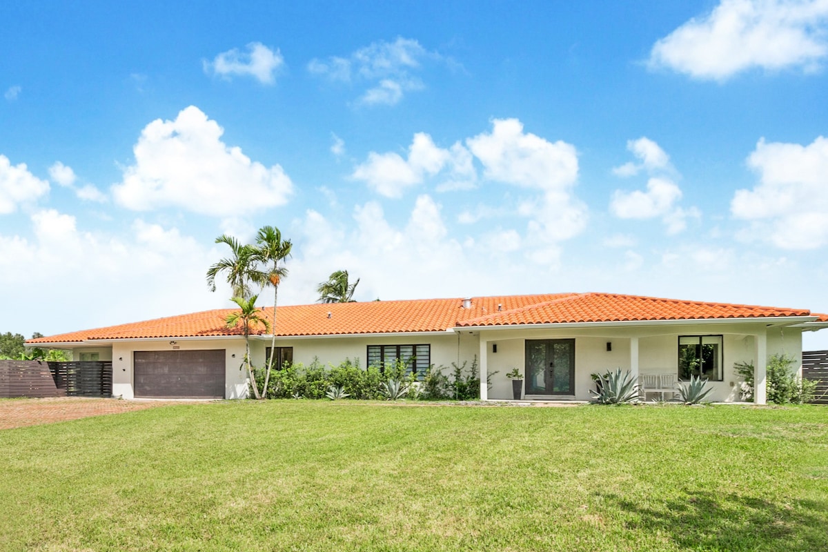 The Oasis: Lakefront Private Beach House