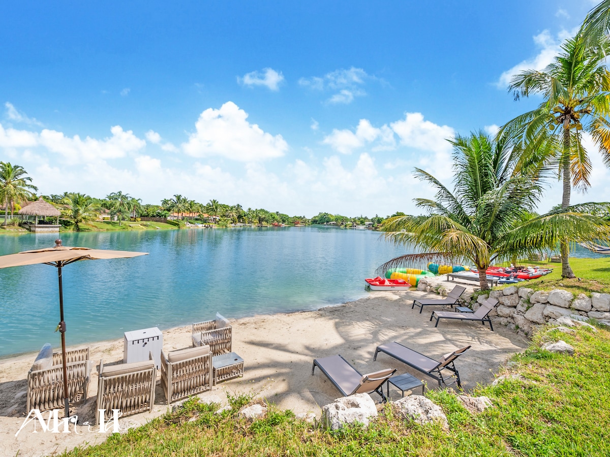 The Oasis: Lakefront Private Beach House