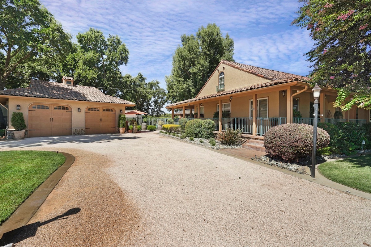 Secluded 3BR Home w/ Pool Table North East Lodi!