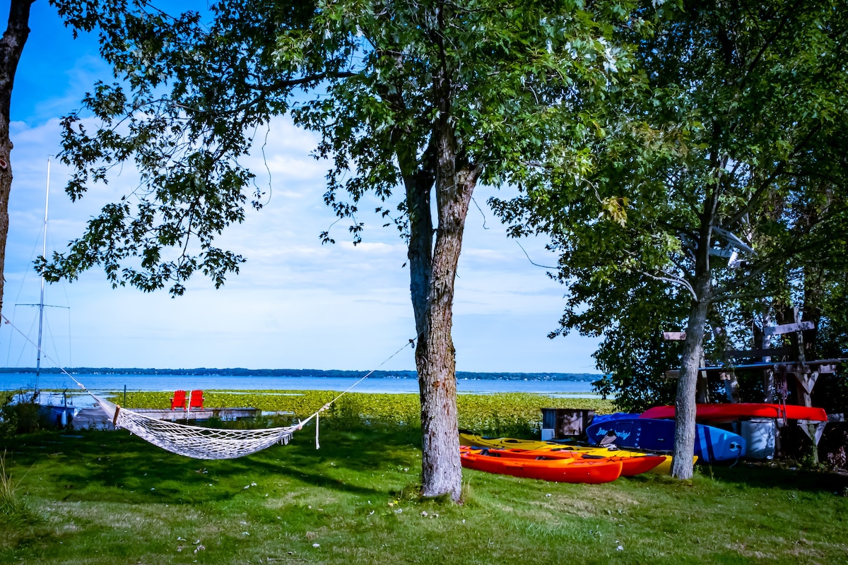 5-Acre Waterfront Cottage on Lake Scugog w/Hot Tub