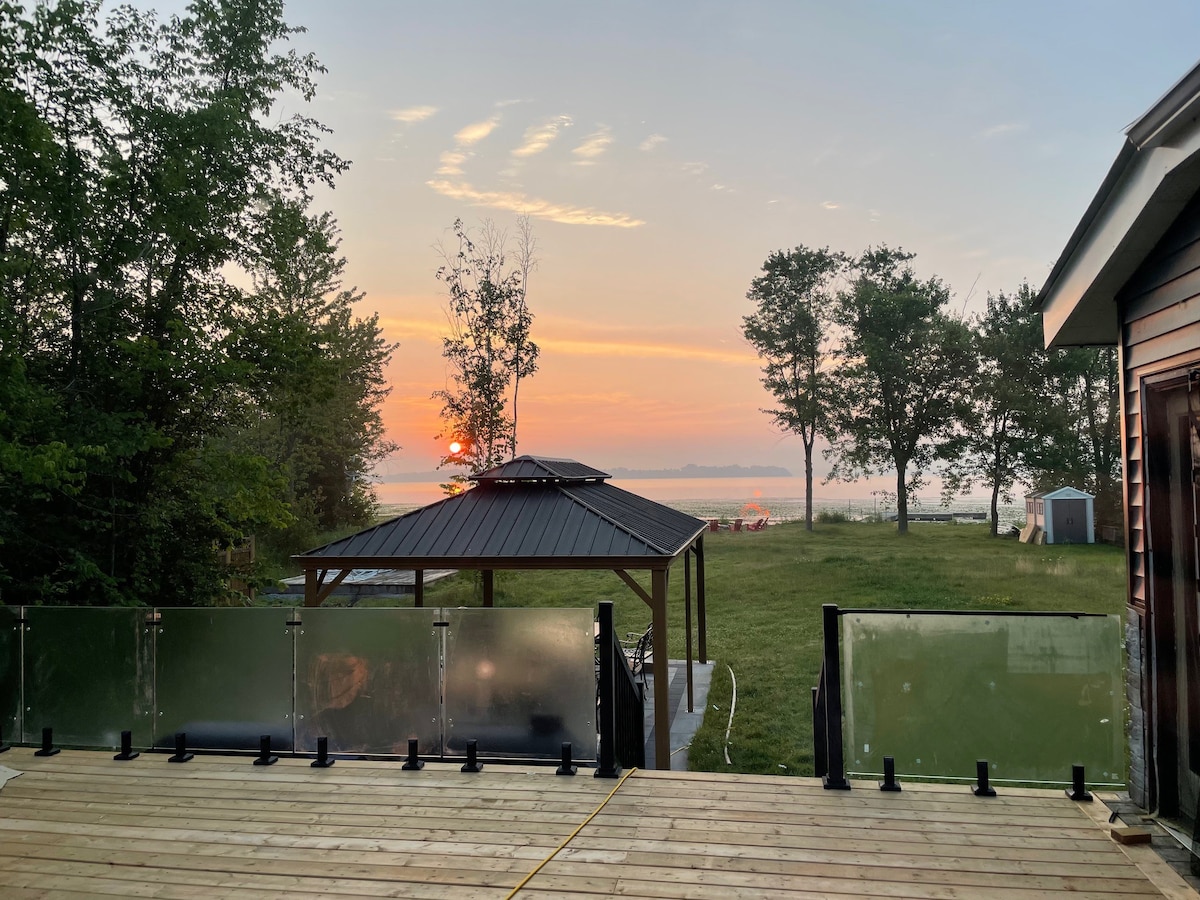 5-Acre Waterfront Cottage on Lake Scugog w/Hot Tub