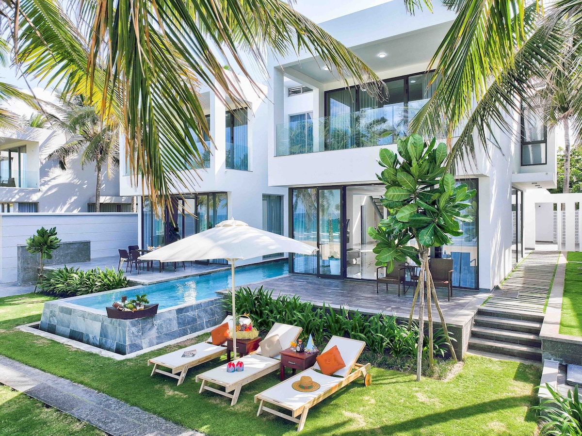 Luxury Beachfront 5BDR Villa| Full Resort services
