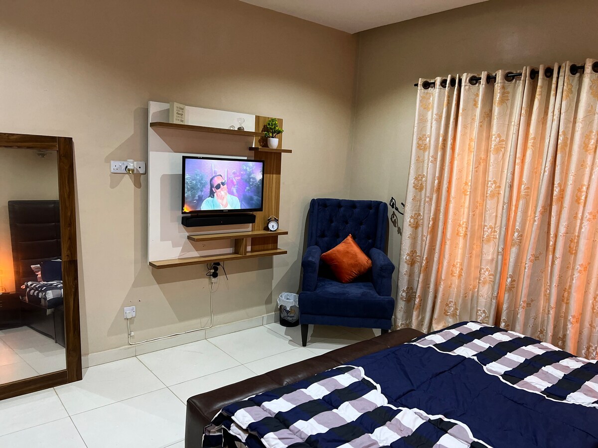 Charming 1-bed home w 24h light in Kolapo Ishola
