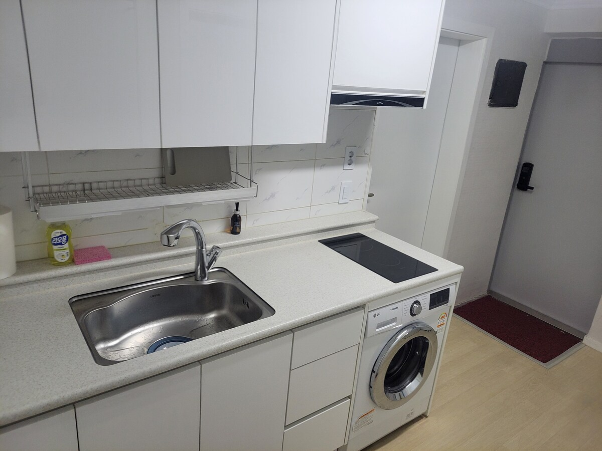 Newly Renovated 2 Bedroom Apartment