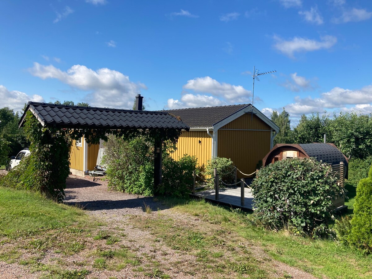 位于Blåvik的漂亮小木屋，带树木茂密的桑拿房