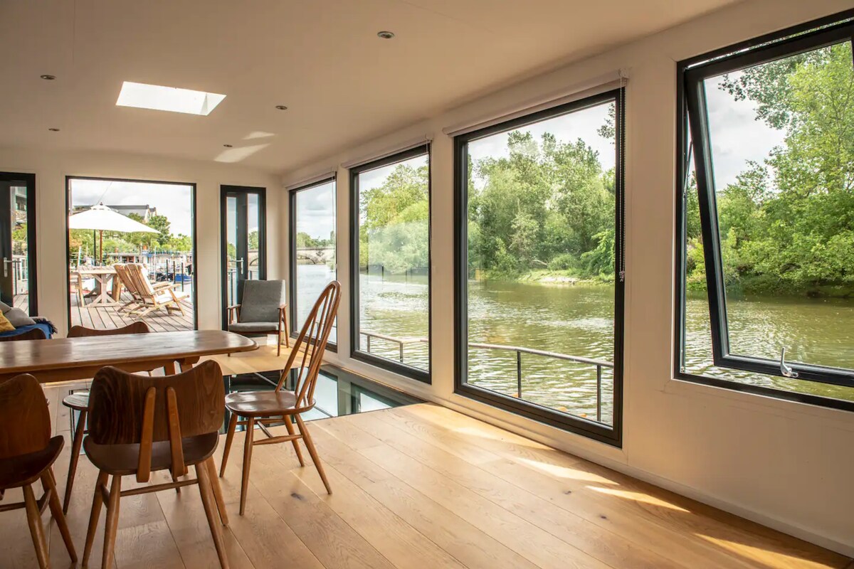 Stunning Thames houseboat