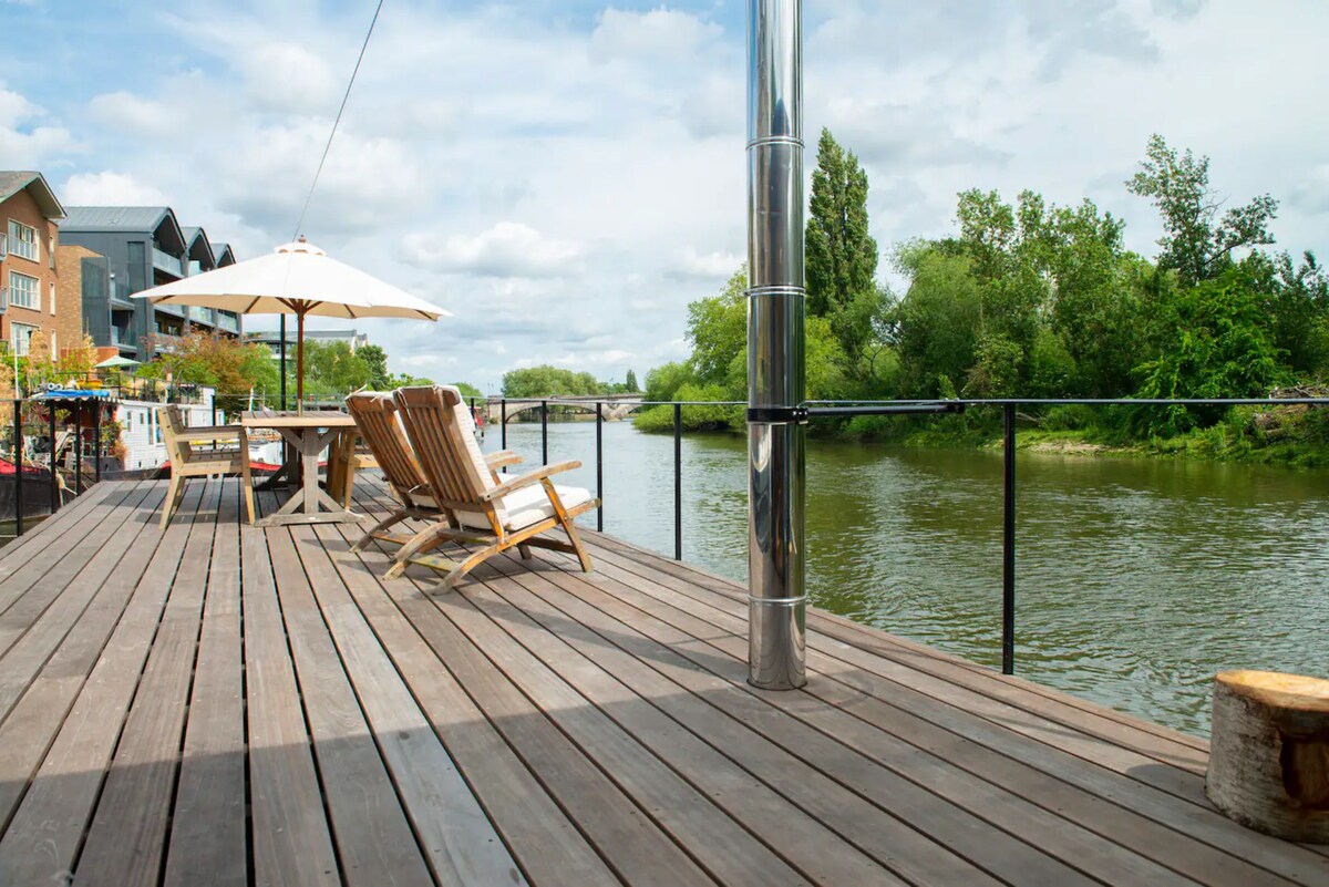 Stunning Thames houseboat