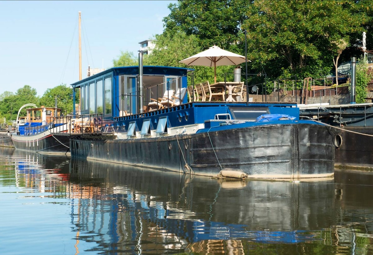 Stunning Thames houseboat